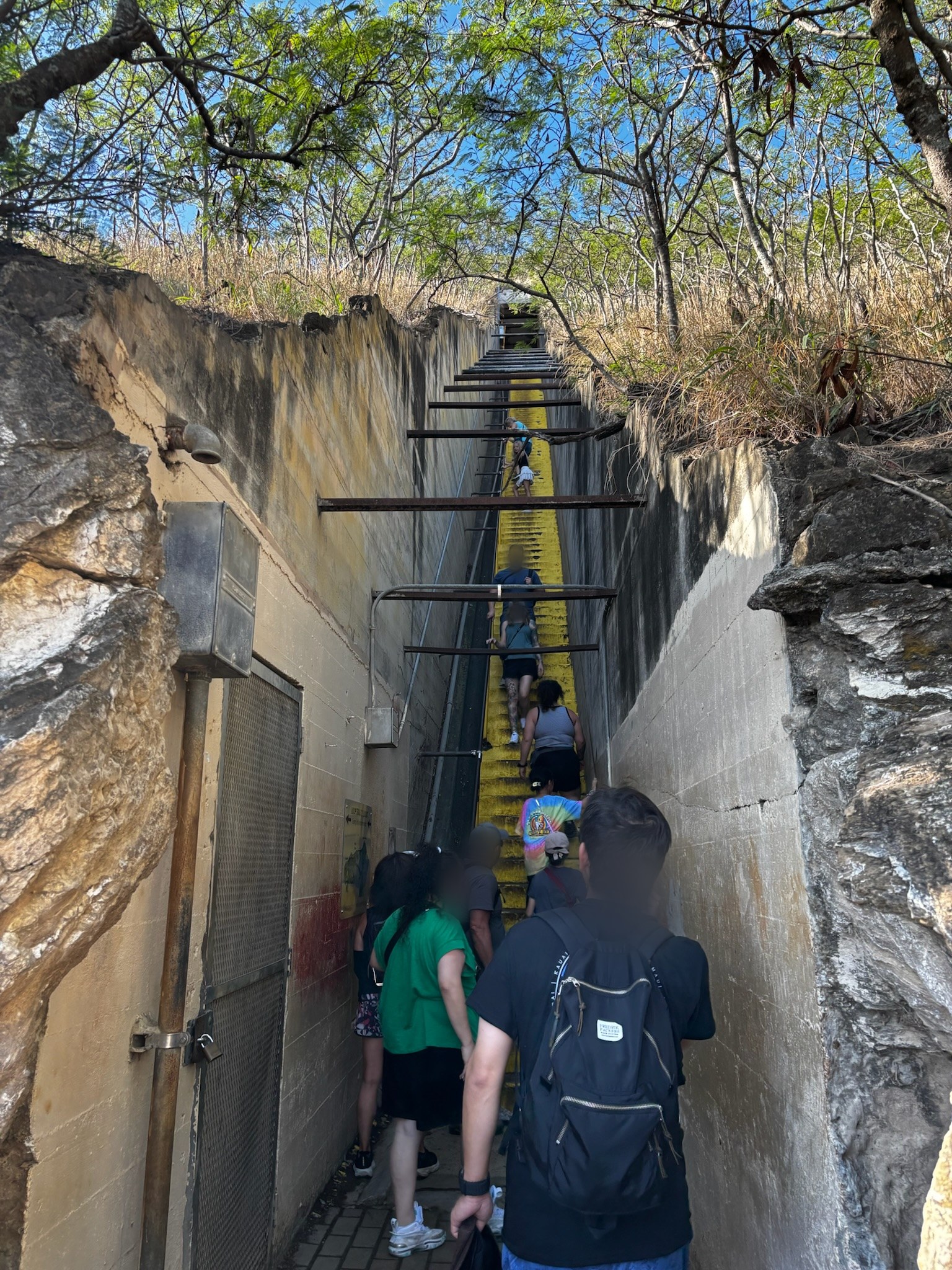 ダイヤモンドヘッド登山道の暗いトンネル