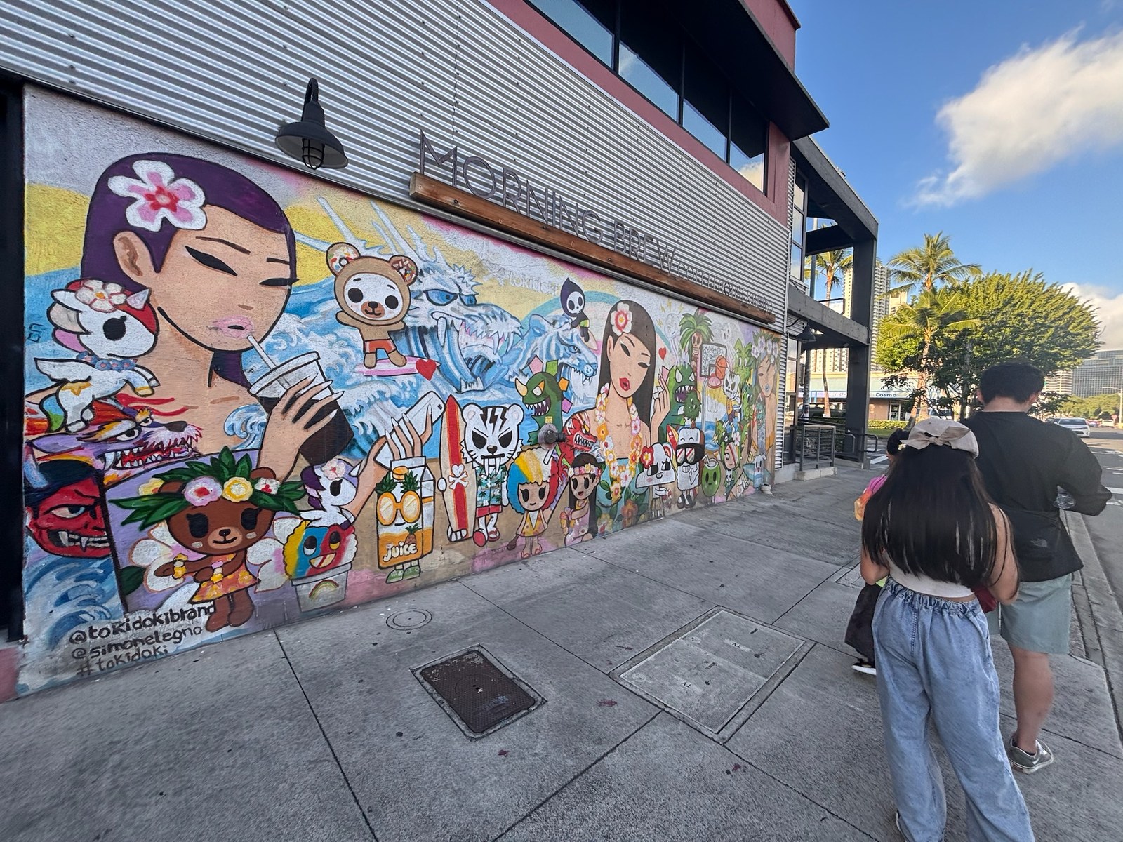 カカアコの倉庫街の壁一面のウォールアート