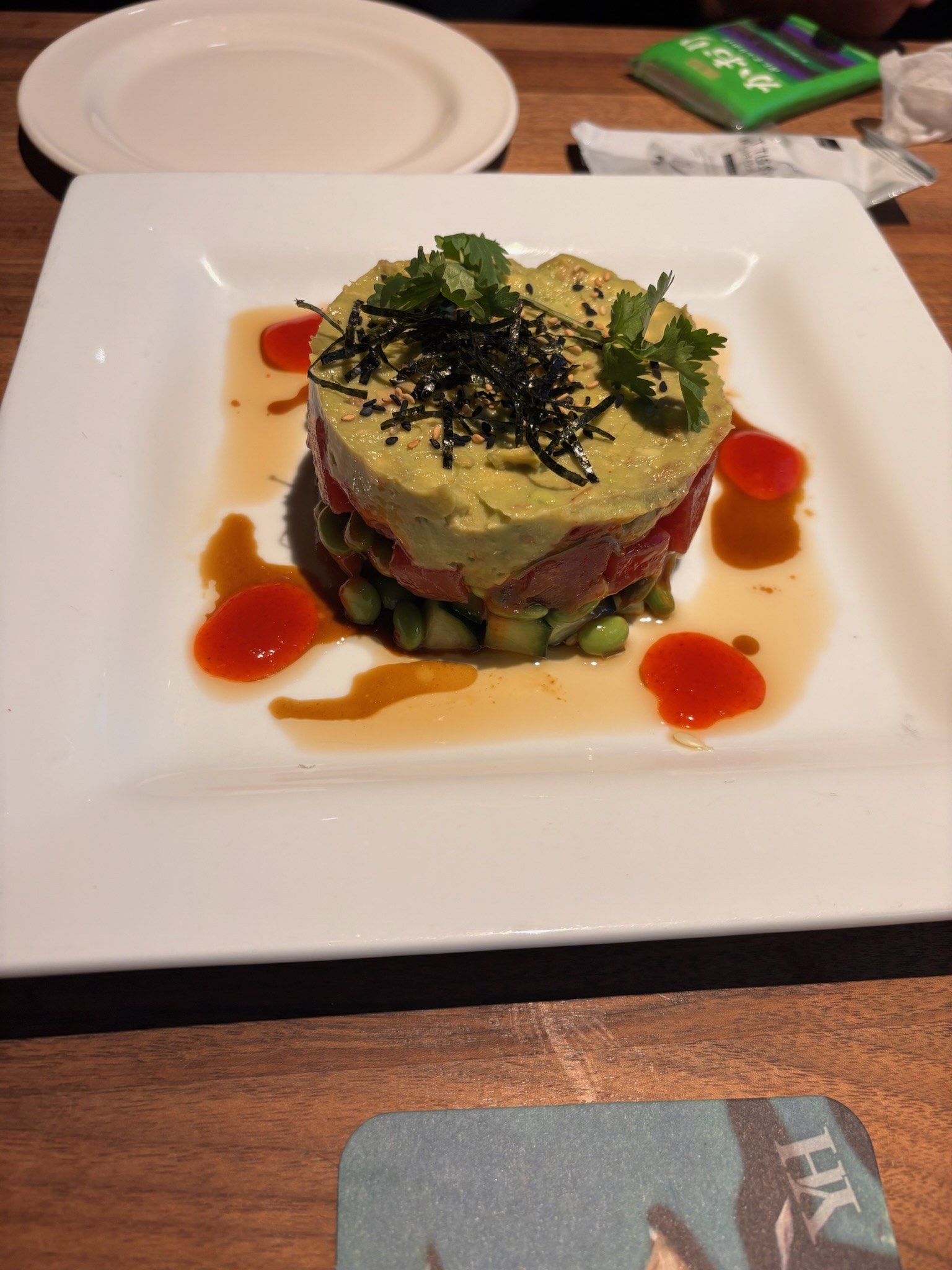 アヒのタルタルとアボカドを重ねたスパイシーツナロール