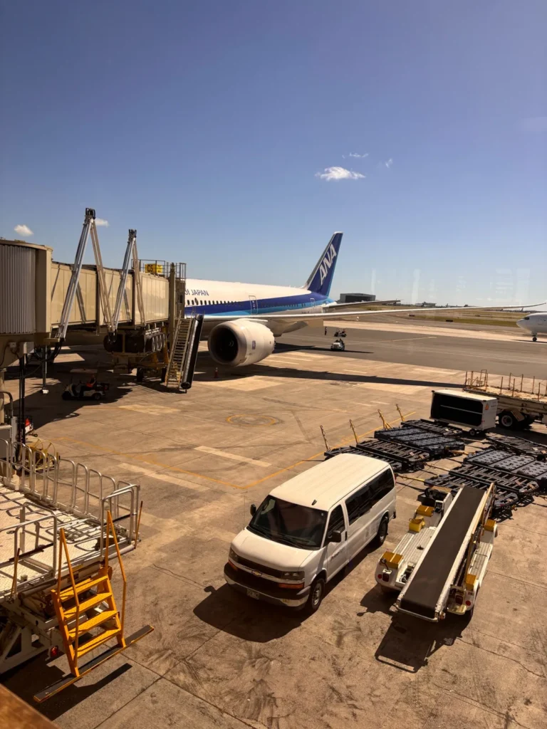 ホノルル空港のゲートに停まるANAの飛行機