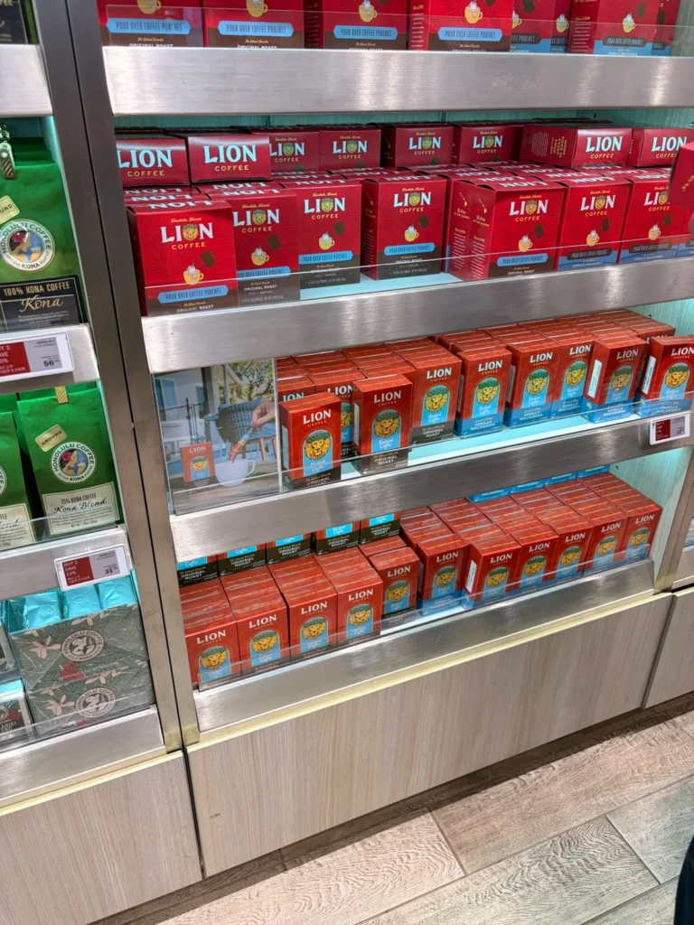 空港の免税店に並ぶライオンコーヒーの棚