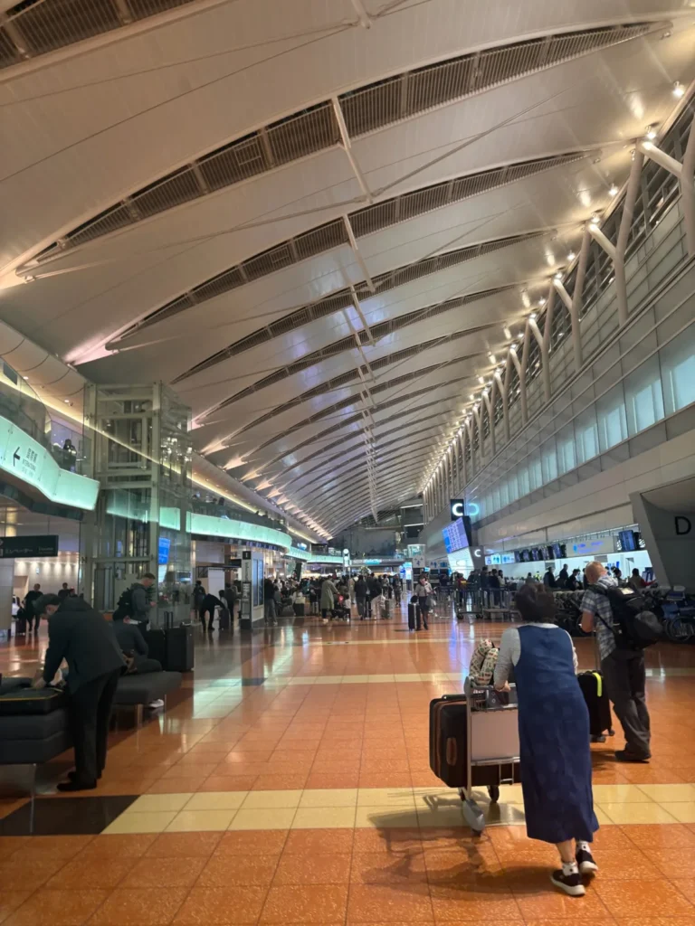 羽田空港第2ターミナルの到着ロビーの大きな屋根