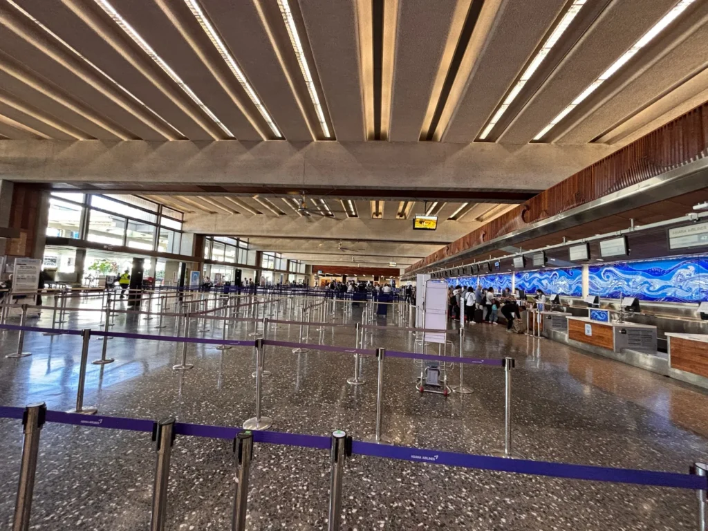 ホノルル空港のチェックインカウンターがあるロビー