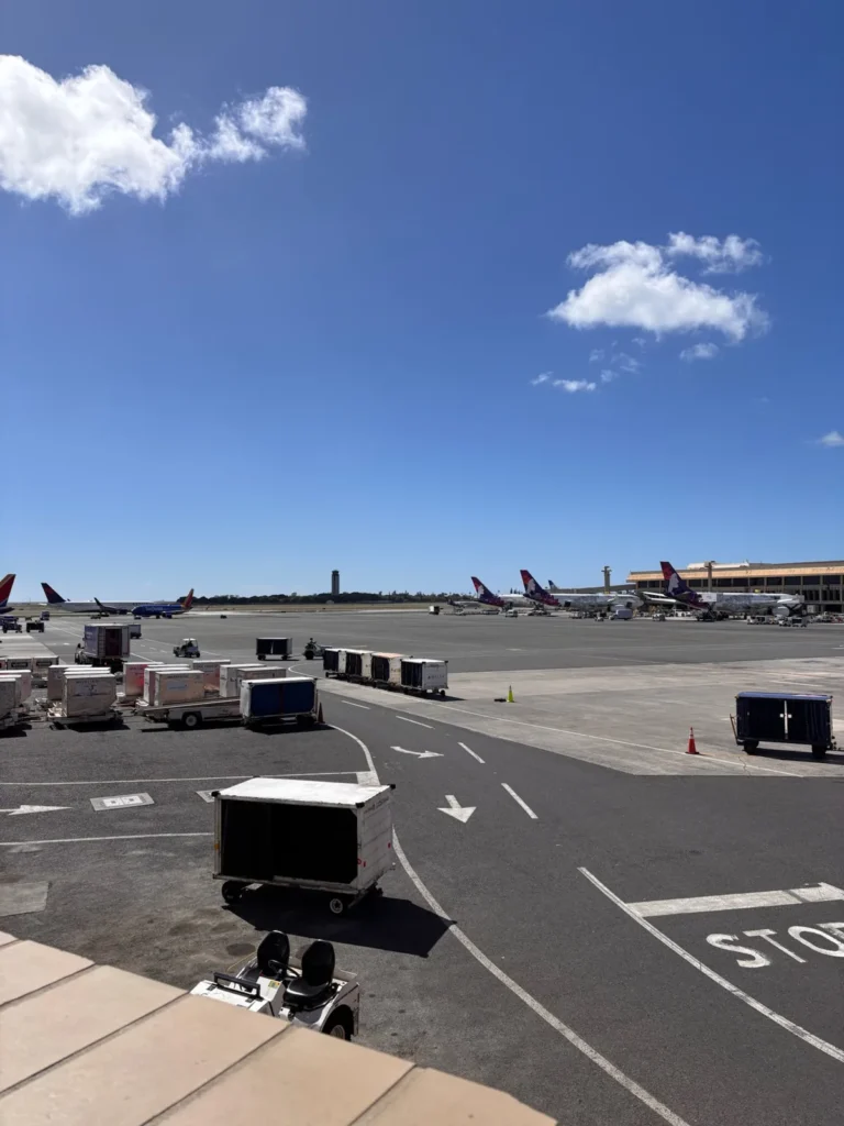 ホノルル空港の駐機場と青空