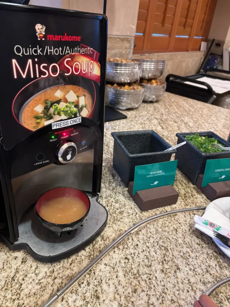 ホテルの朝食ビュッフェにあるマルコメの味噌汁サーバーと、わかめ・ネギの容器