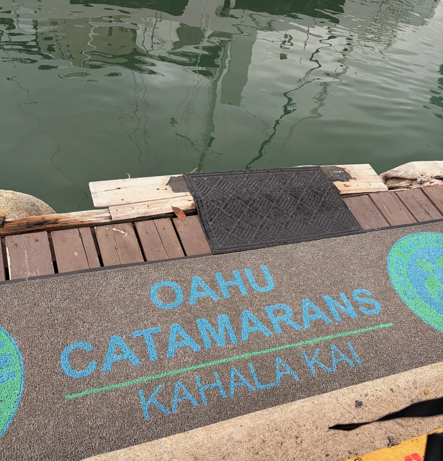桟橋に書かれたOAHU CATAMARANSの文字