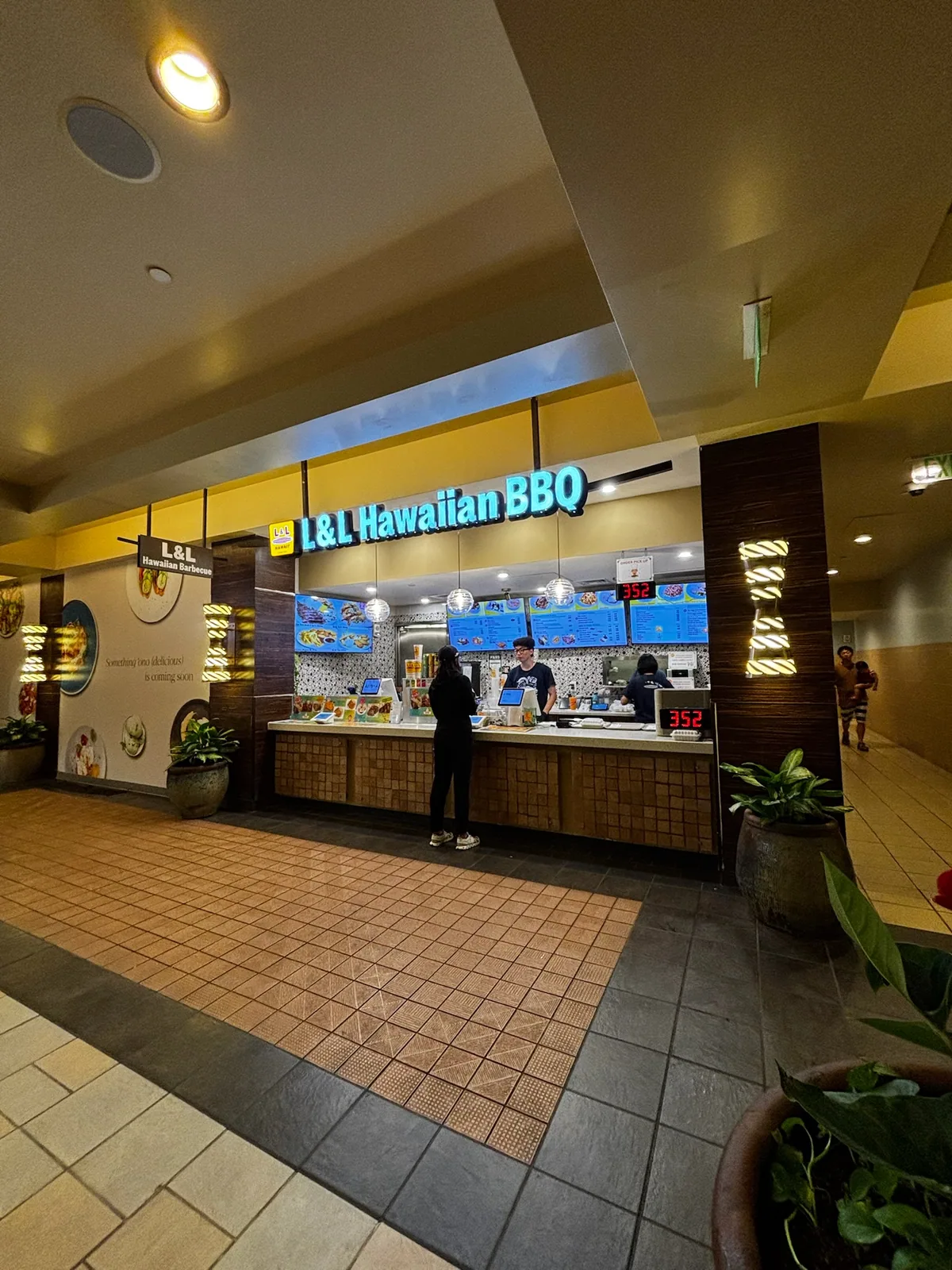 ロイヤルハワイアンセンターのフードコートのプレートランチ店