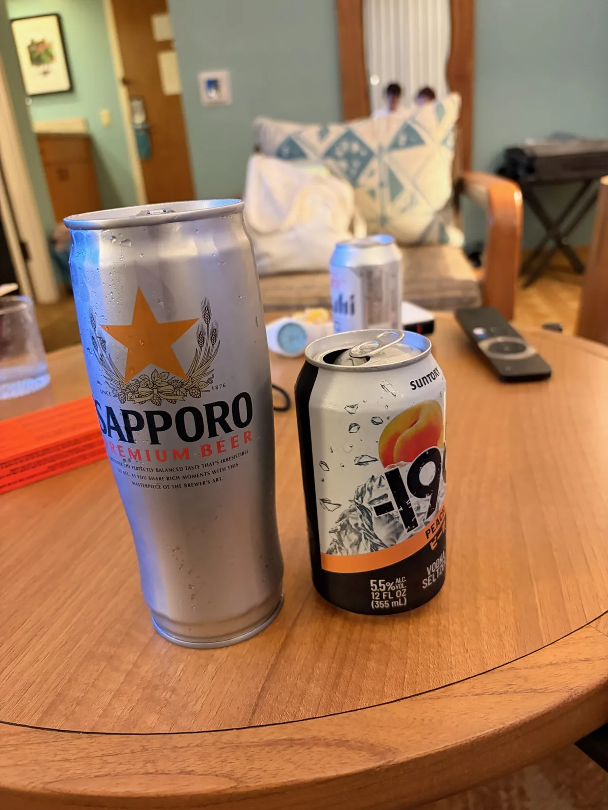 ホテルの部屋のテーブルに置かれた日本のビールとチューハイ