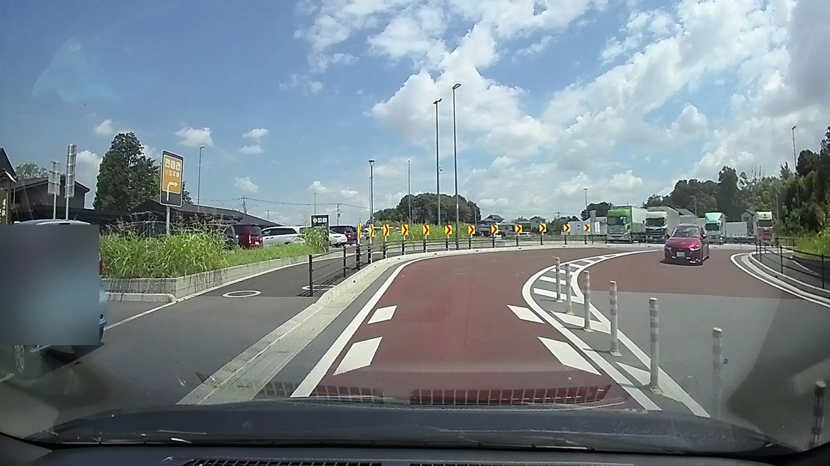 道の駅おけがわの入口。赤い舗装の進入路