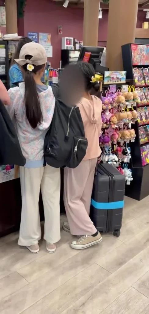 ABCストアのレジに並ぶ子ども2人の後ろ姿
